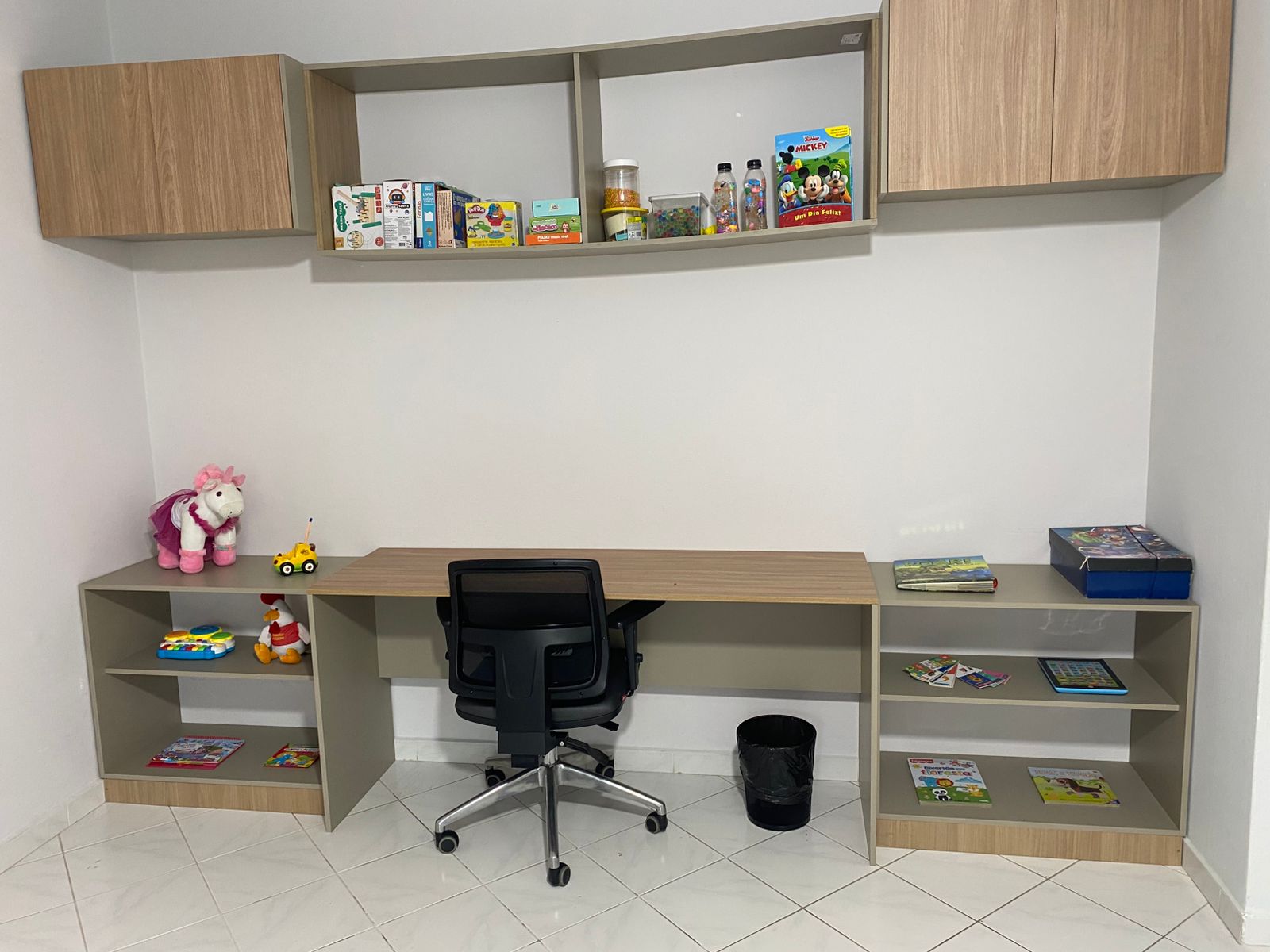 Sala real com mesa, jogos e materiais terapêuticos da Clínica Projetar ABC